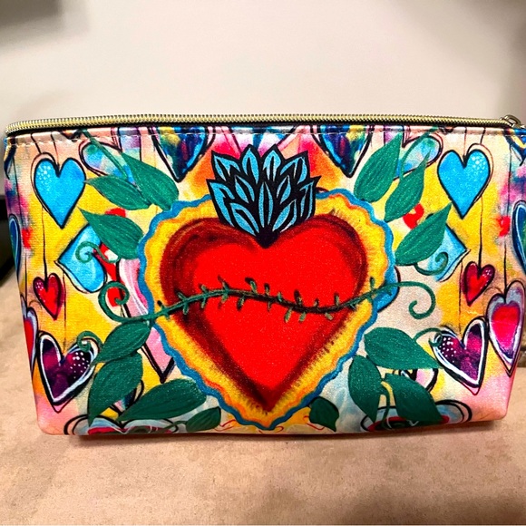 Chula Handbags - BNWOT CHULA heart purse 👛